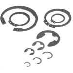 Anéis elásticos de fixação, peças metálicas usadas para travar e posicionar componentes em eixos e furos, essenciais em montagem mecânica e manutenção industrial.