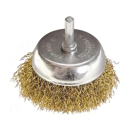 Escova de aço tipo copo, usada em esmerilhadeiras para limpeza pesada, remoção de ferrugem, tintas e rebarbas em superfícies metálicas.