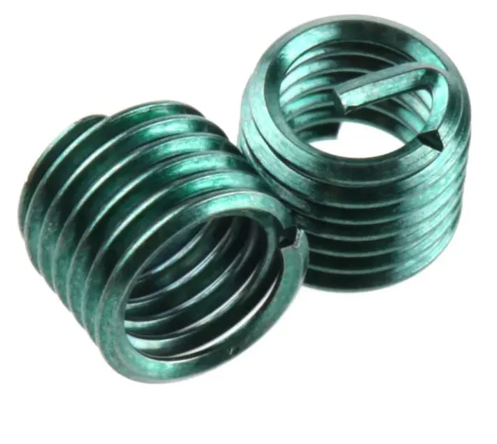 Helicoil rosca postiça, inserto metálico para reparo e reforço de roscas internas danificadas, garantindo fixação segura e durabilidade em peças mecânicas.