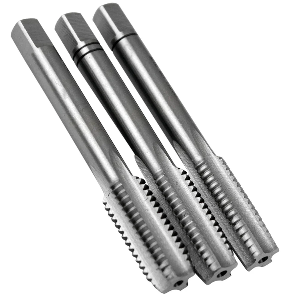 Macho manual para corte e formação de rosca interna em metais, ferramenta essencial para trabalhos de manutenção e montagem.