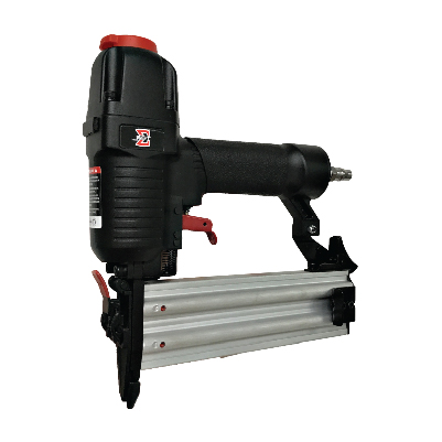 Pinador pneumático, ferramenta para fixação rápida de grampos e pregos em trabalhos de marcenaria e construção, ideal para uso profissional.